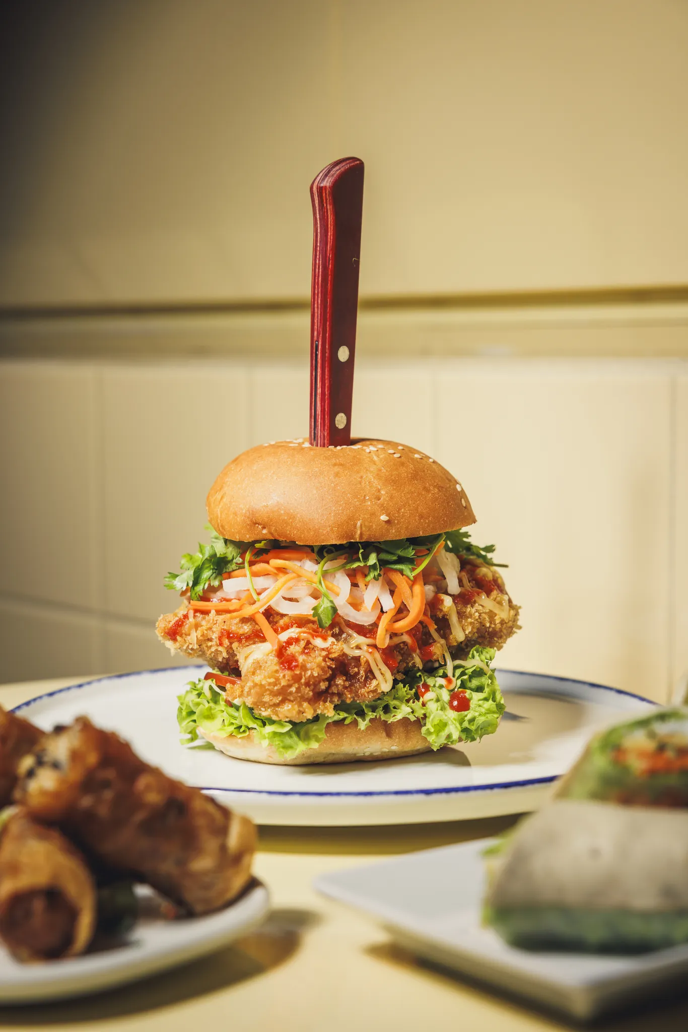 Burger mit Steakmesser auf hellem Tisch, Restaurant CONG