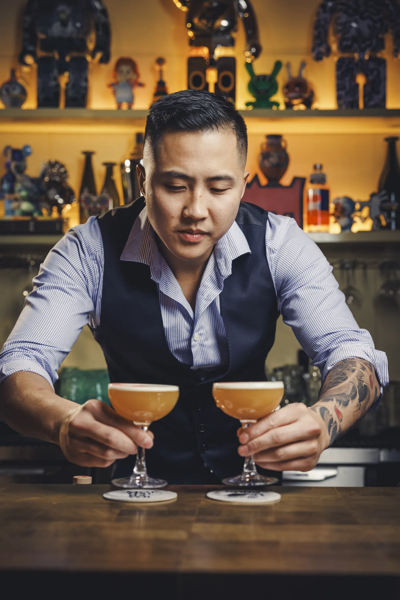 Bartender serviert zwei fertige Cocktails an der Bar des CONG
