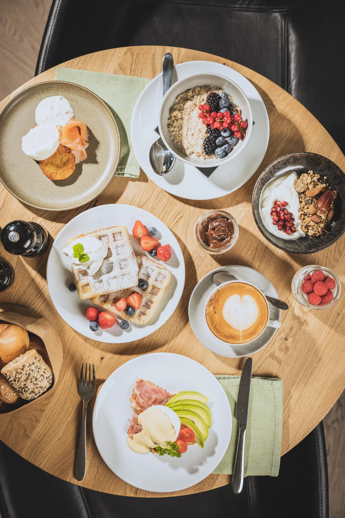 Frühstückstisch von oben mit Waffeln, Porridge, Eiern und Cappuccino im DAS GERLOS