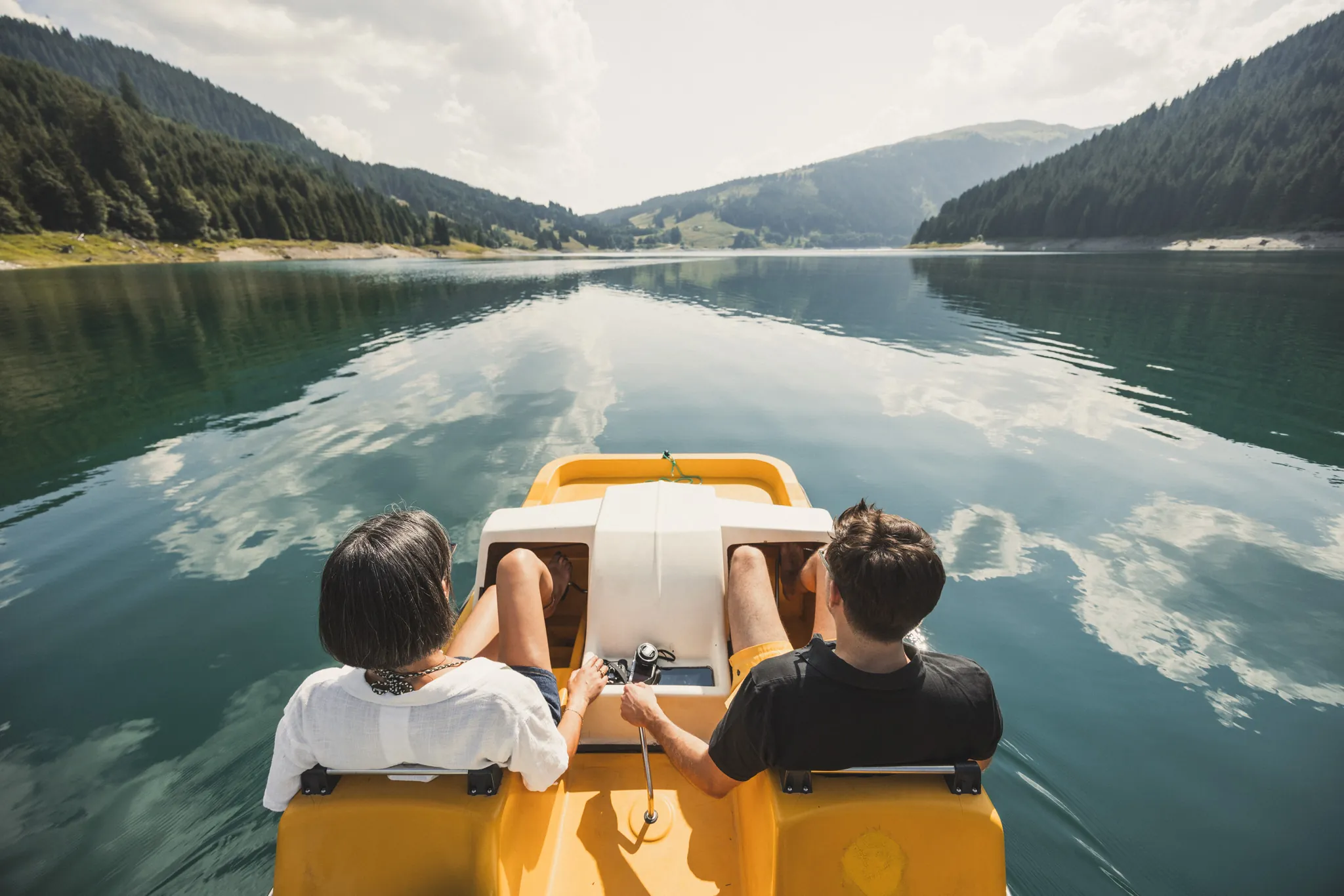 Zwei Gäste im Tretboot auf dem Durlaßboden-Stausee bei Gerlos, Sommer 2026