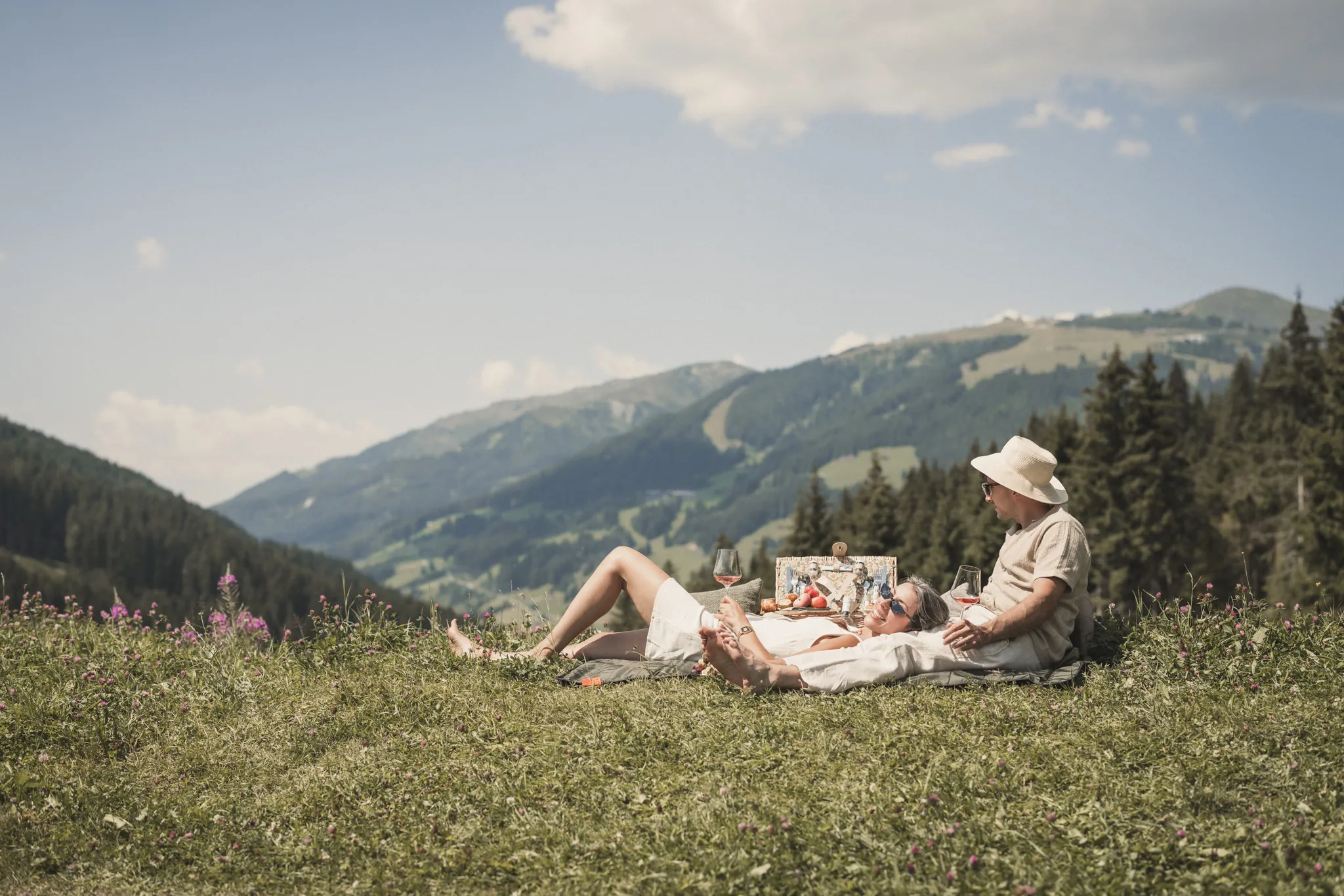Paar beim Picknick auf einer Bergwiese über dem Zillertal
