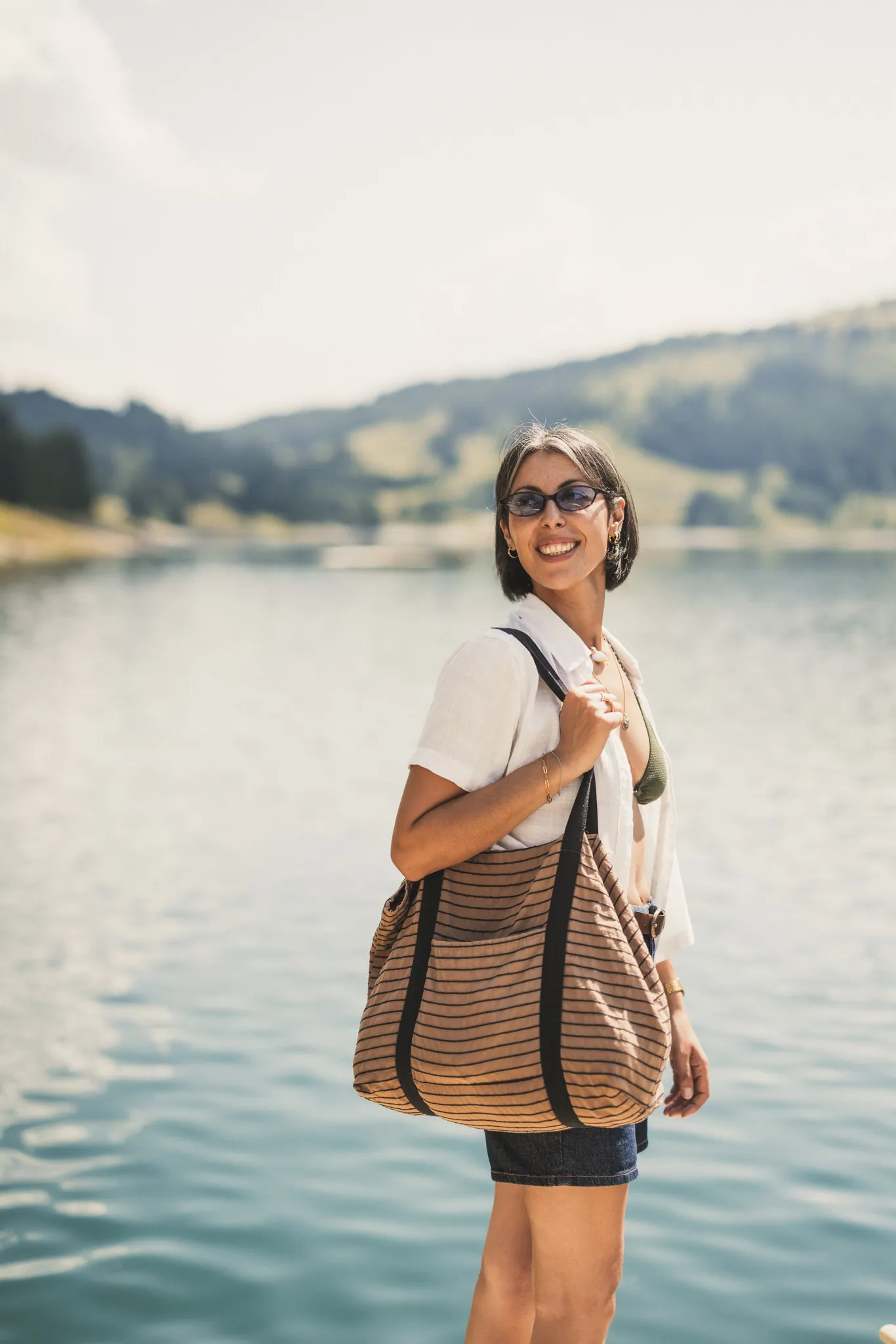 Lachende Frau mit Strandtasche am Durlaßboden-Stausee