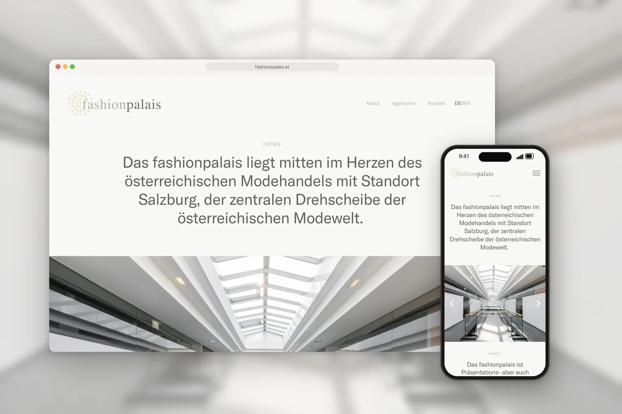 Website des Fashionpalais auf Desktop und Smartphone vor dem lichtdurchfluteten Atrium