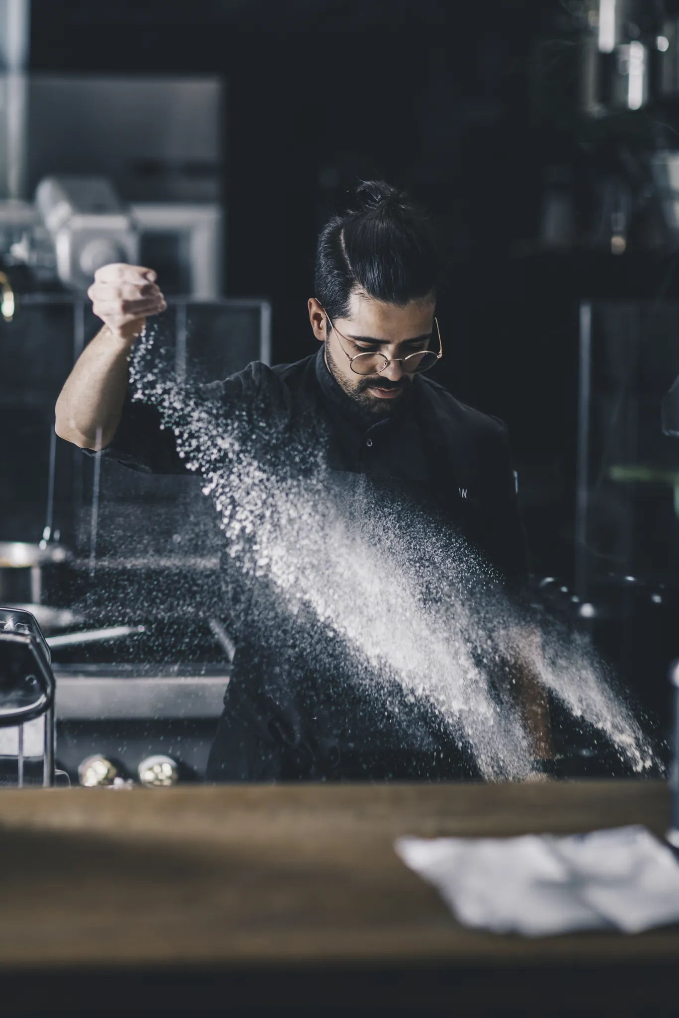 Koch wirft Mehl in der Profiküche, Restaurant 23 Reasons