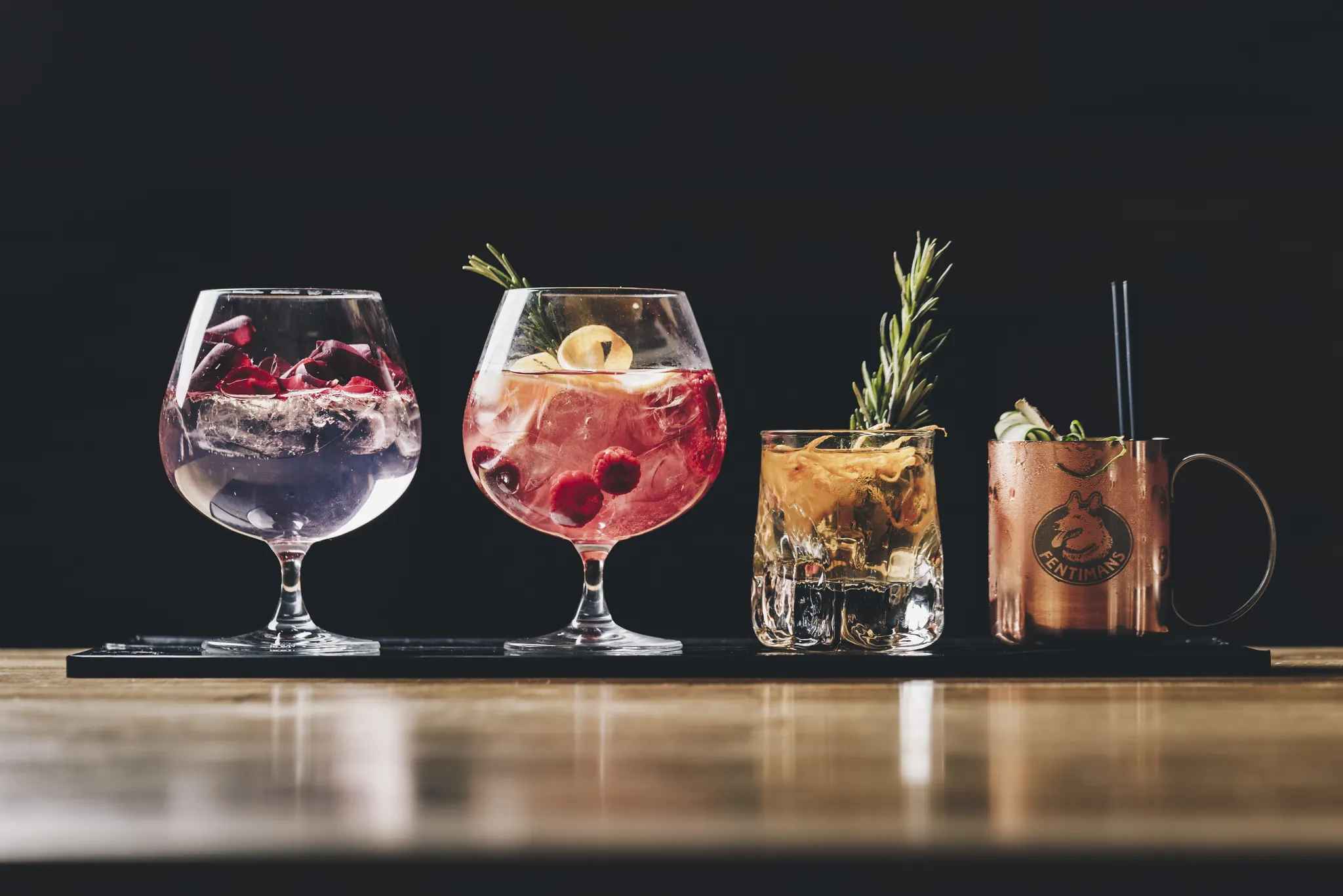 Vier Cocktails in einer Reihe auf der Bar, Woods Seefeld