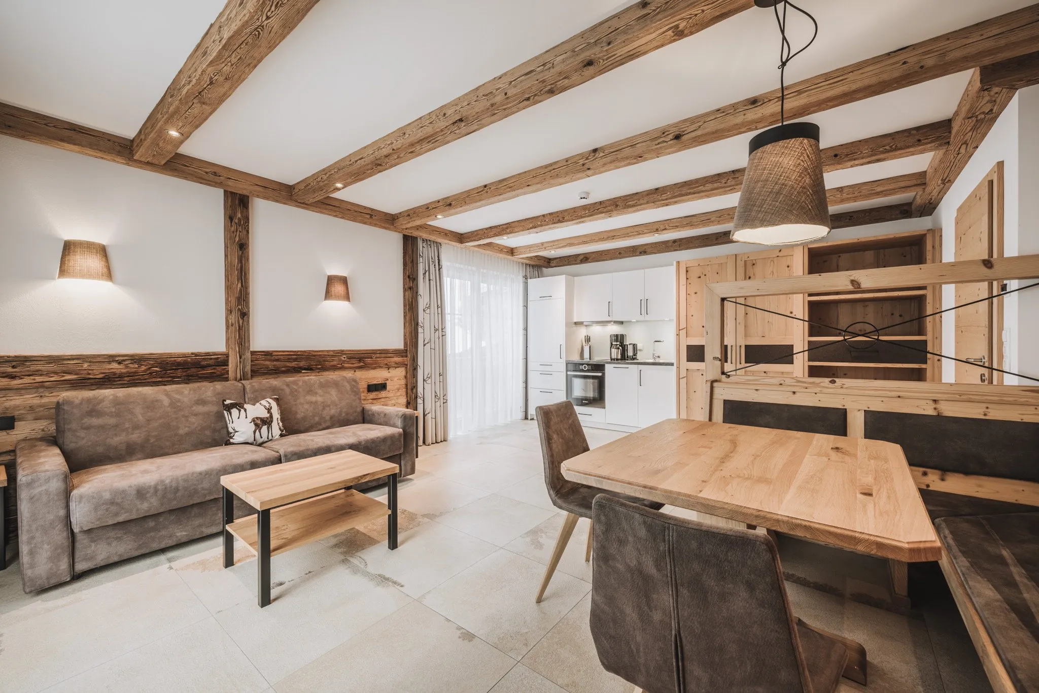 Apartment im Hotel Gaspingerhof mit Wohnküche, Sitzecke und Holzbalken