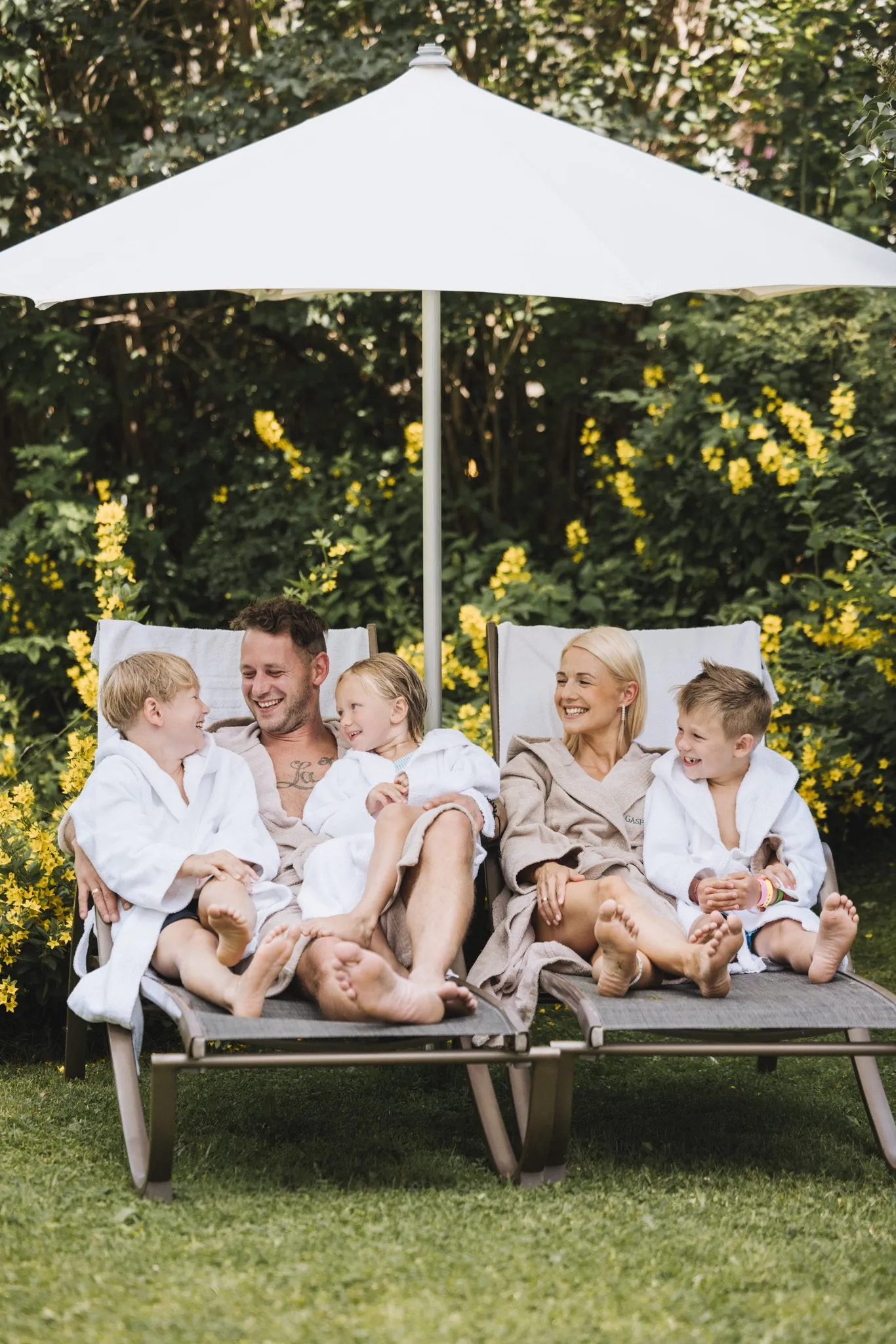 Familie in Bademänteln beim gemeinsamen Moment, Gaspingerhof