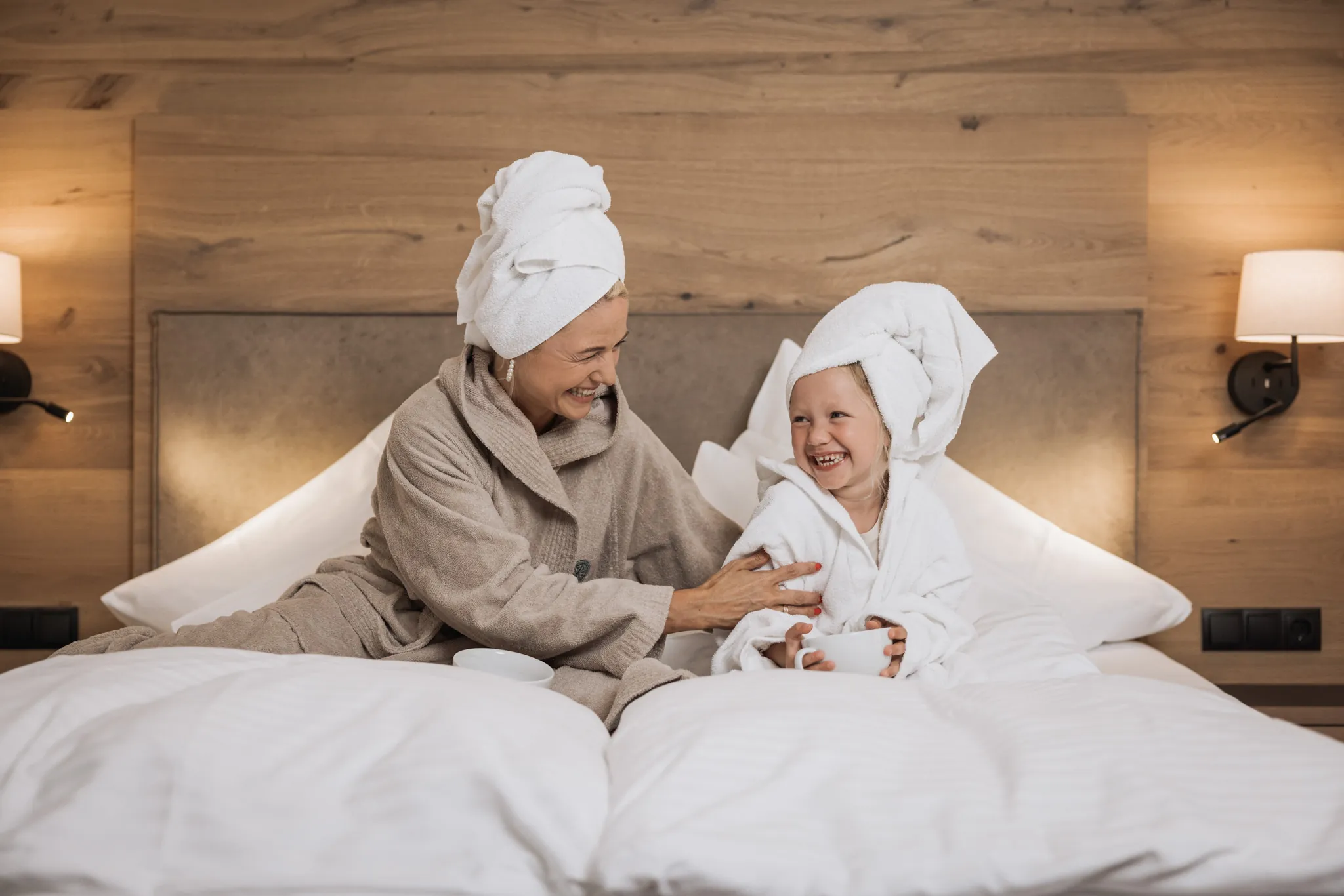 Mutter und Tochter mit Handtuchturban nach dem Bad, Gaspingerhof