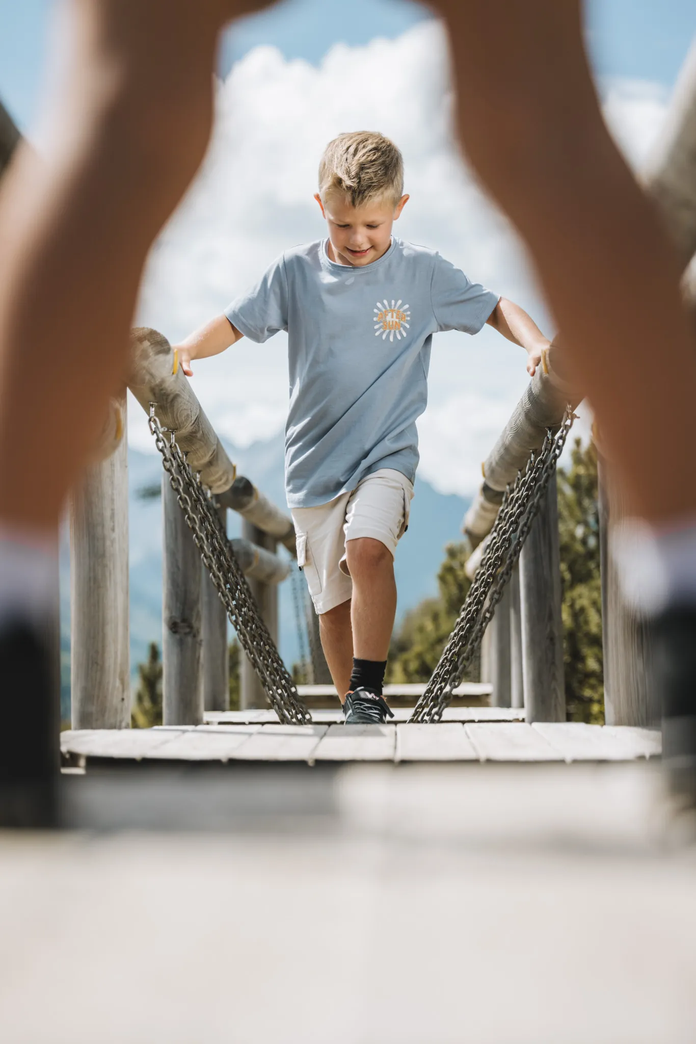 Kinder auf der Hängebrücke im Abenteuerspielplatz, Gaspingerhof