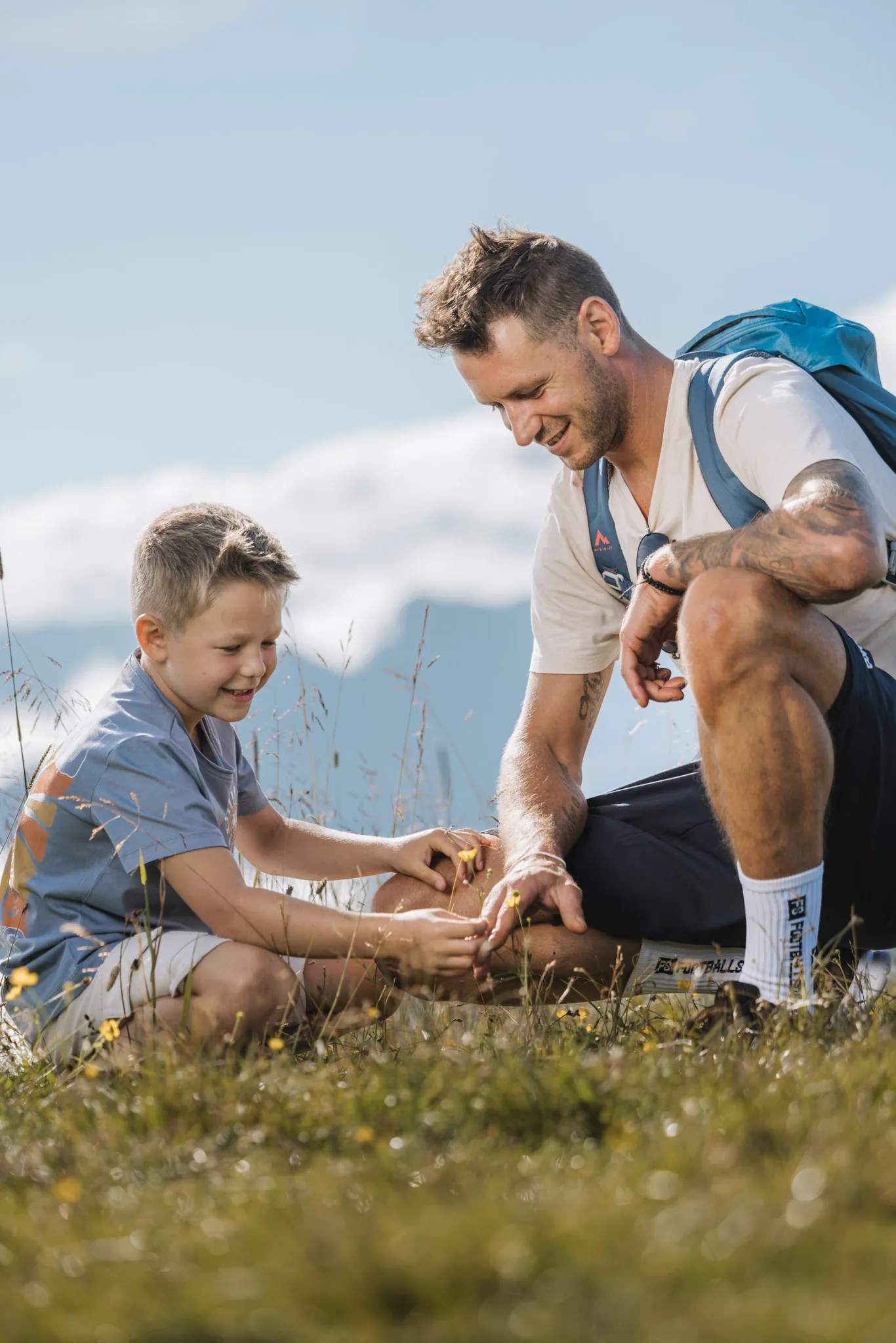 Vater und Sohn in der Blumenwiese bei Gerlos