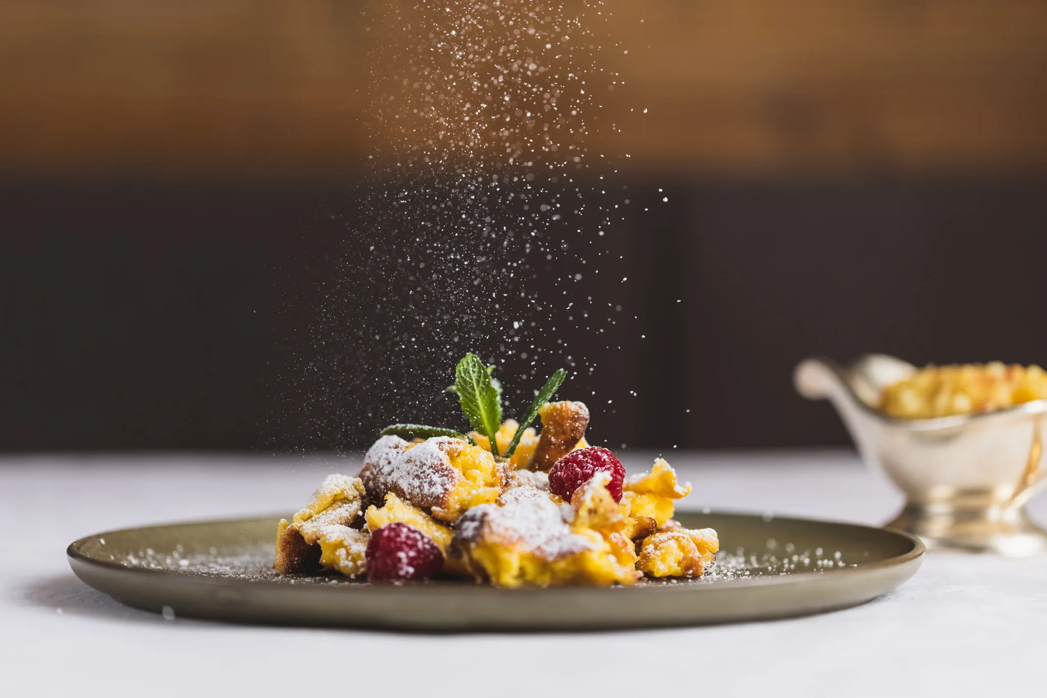 Kaiserschmarrn wird mit Puderzucker bestäubt, Hotel Gaspingerhof