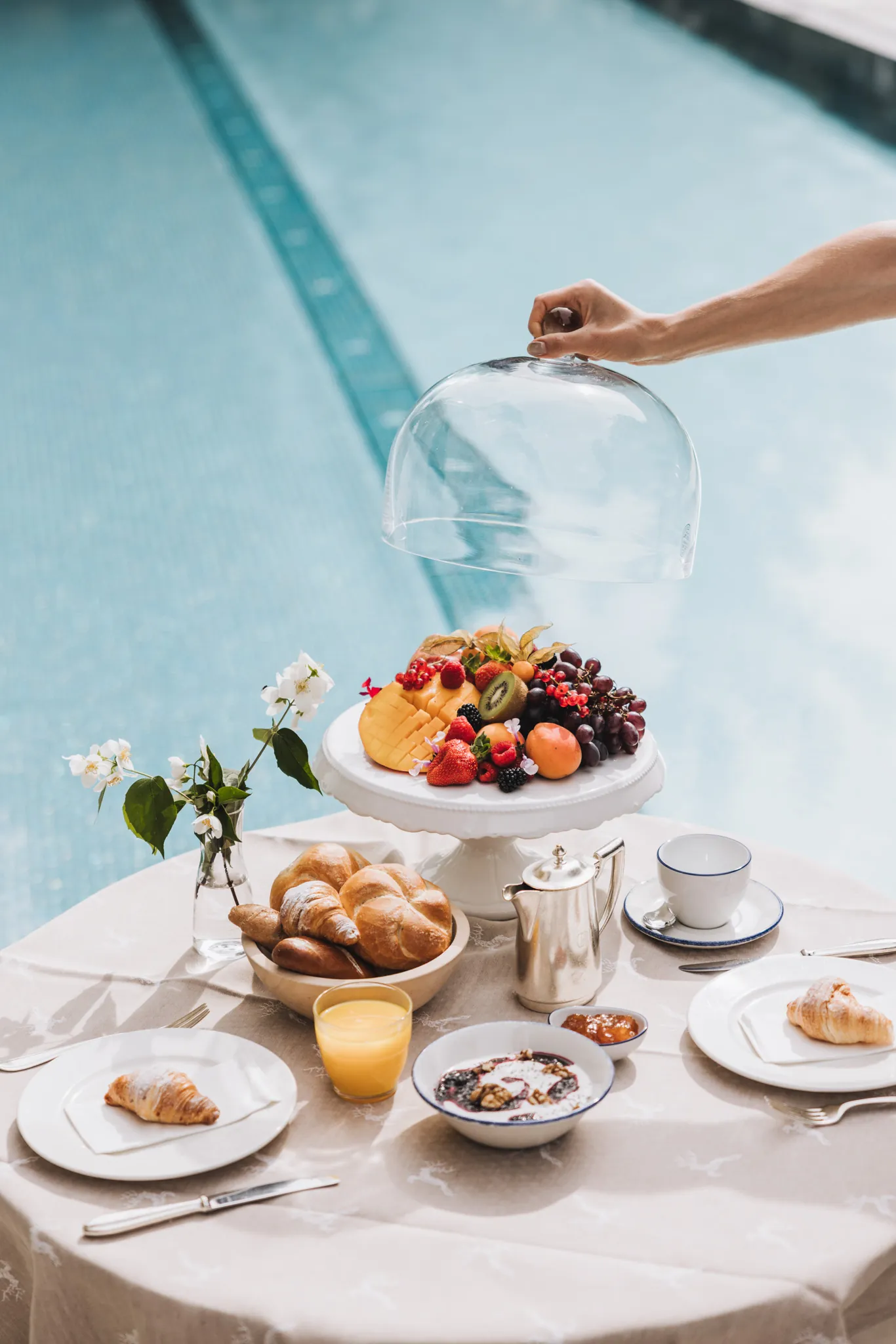 Frühstück unter der Glashaube am Pool, Gaspingerhof