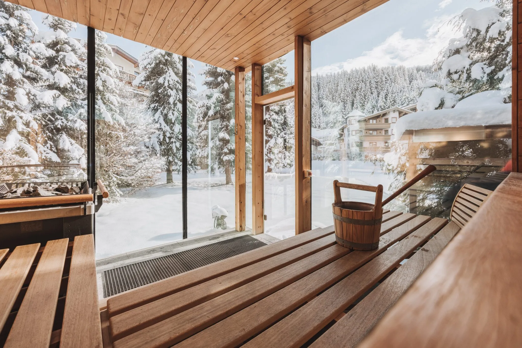 Panoramasauna mit Blick in den verschneiten Wald, Hotel Gaspingerhof