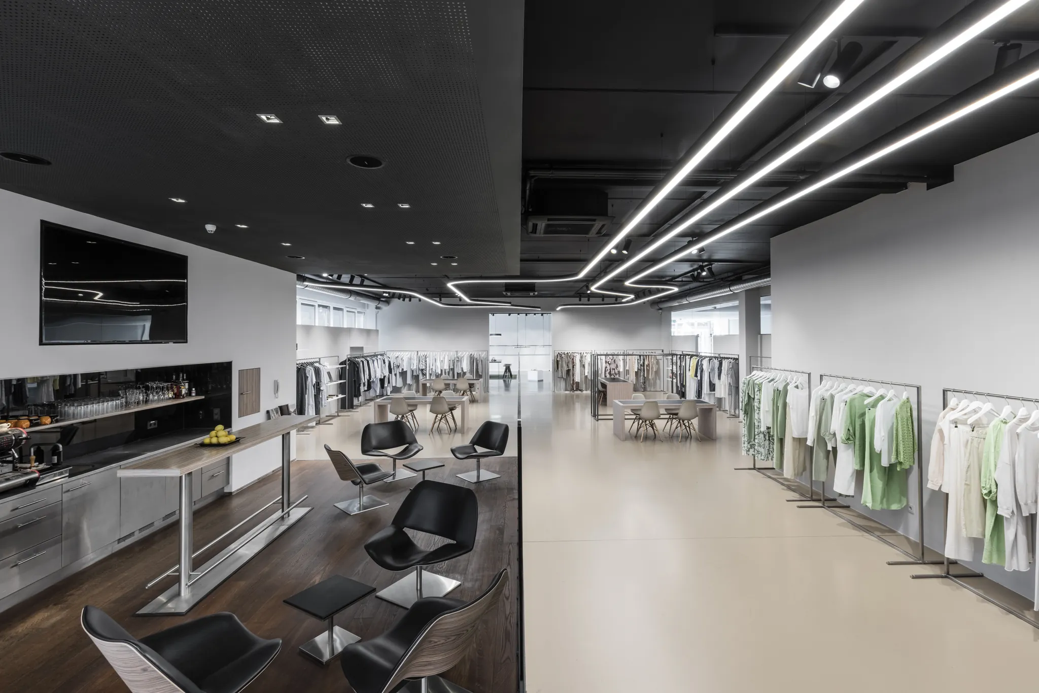 Lounge mit Bar und Sesseln im Showroom der Modeagentur KLAUS
