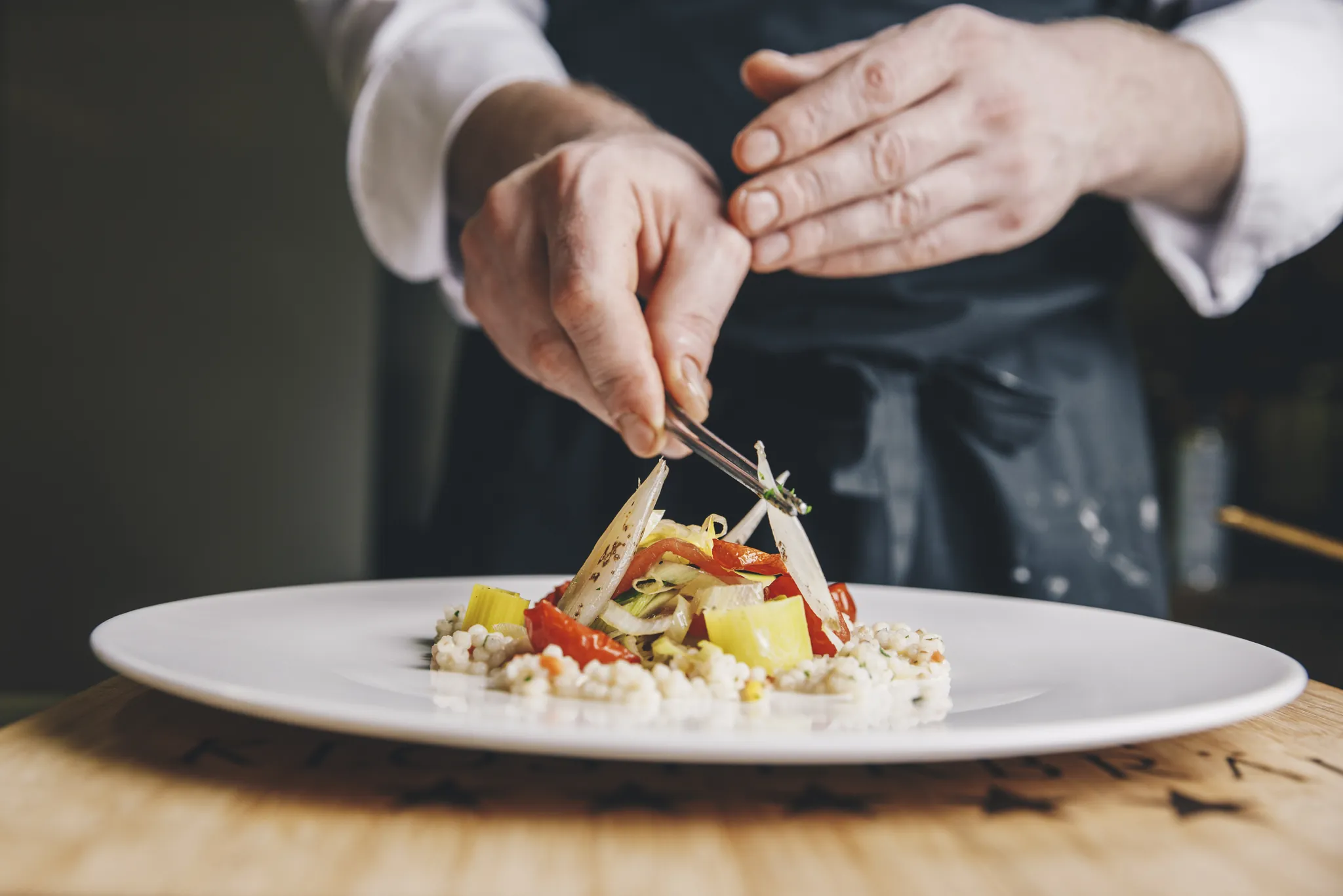 Food-Fotografie: Koch richtet ein Gericht im Hotel Klosterbräu an