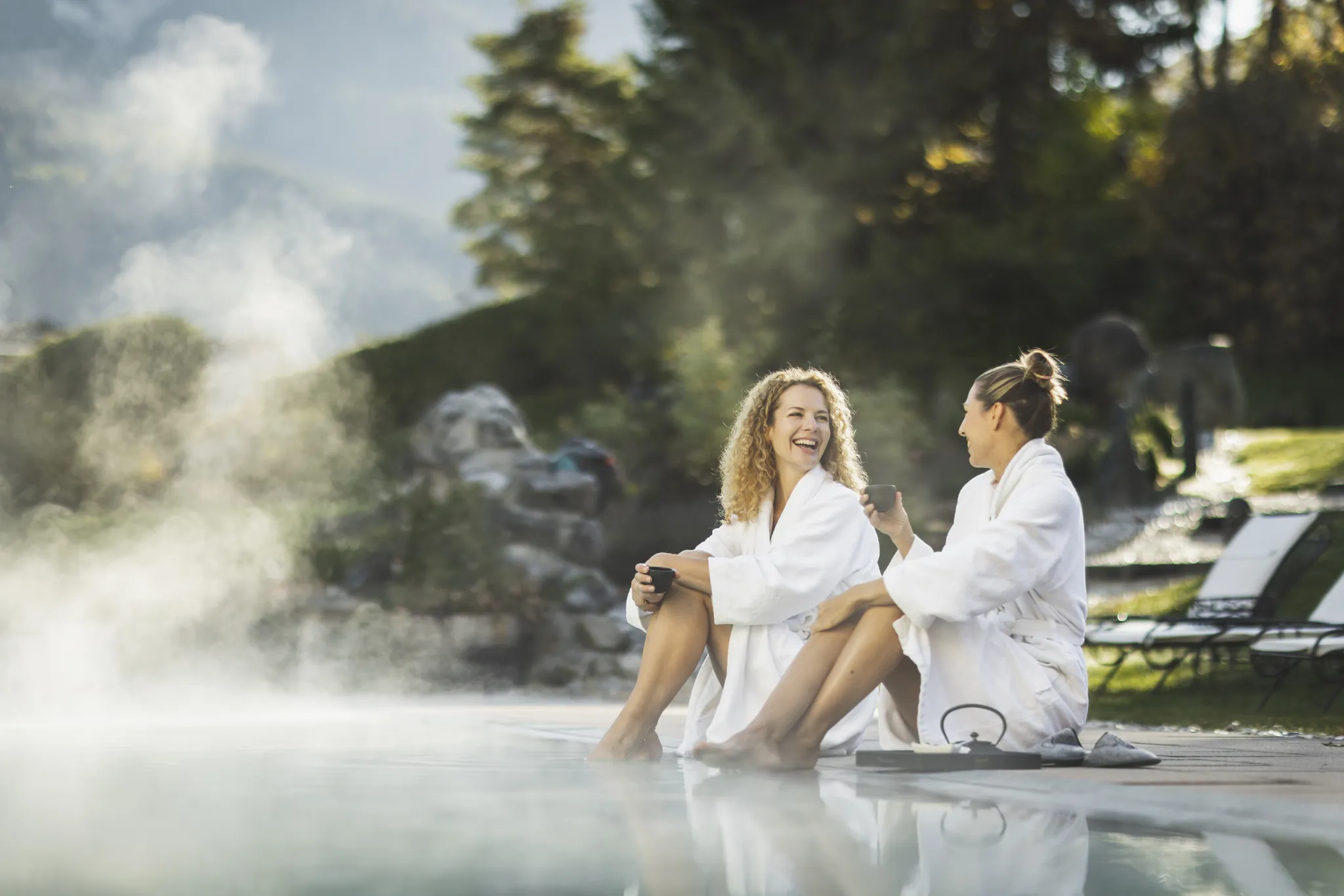 Zwei Gäste im Bademantel am dampfenden Pool, Hotel Klosterbräu
