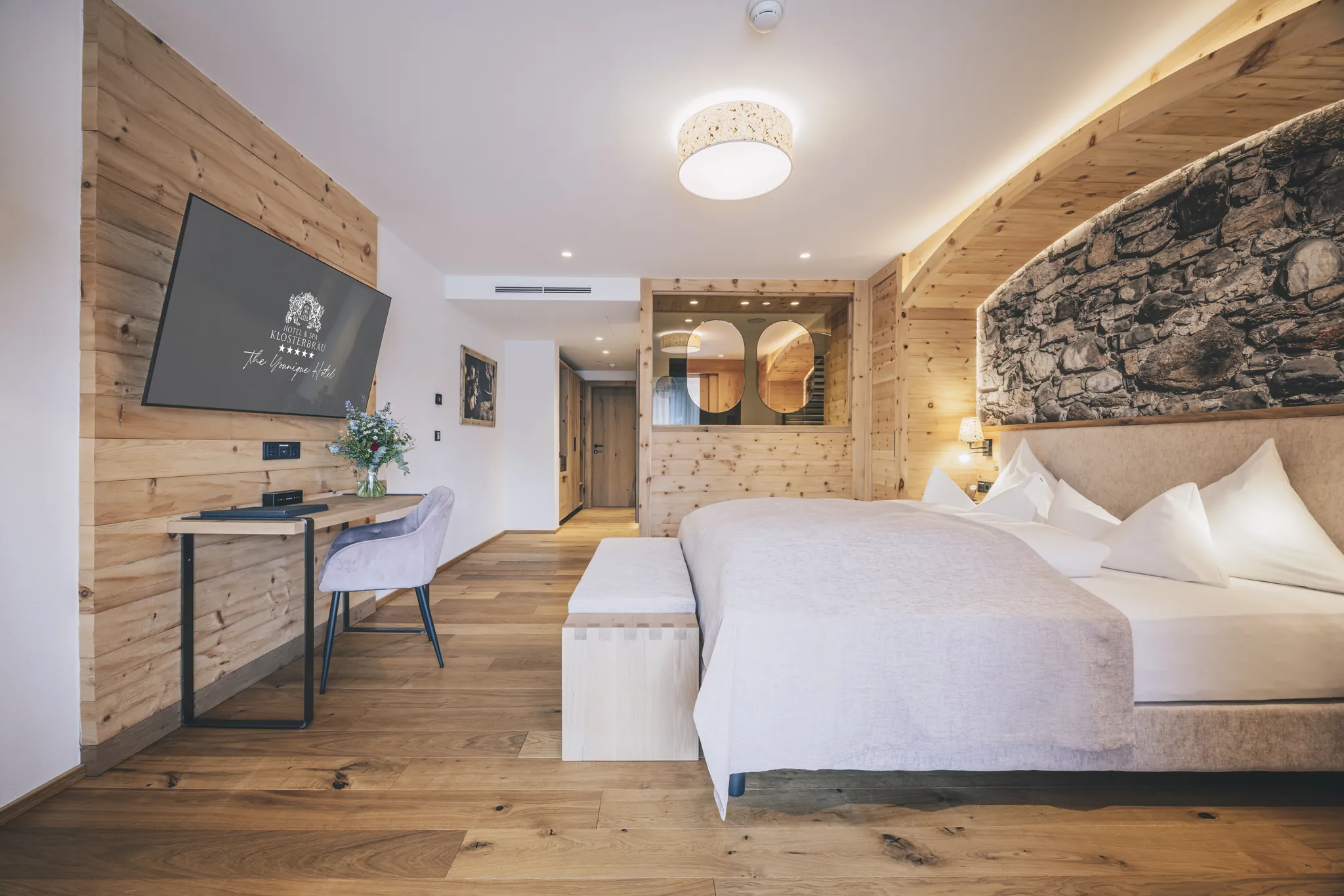 Naturzimmer im Hotel Klosterbräu mit warmem Holz