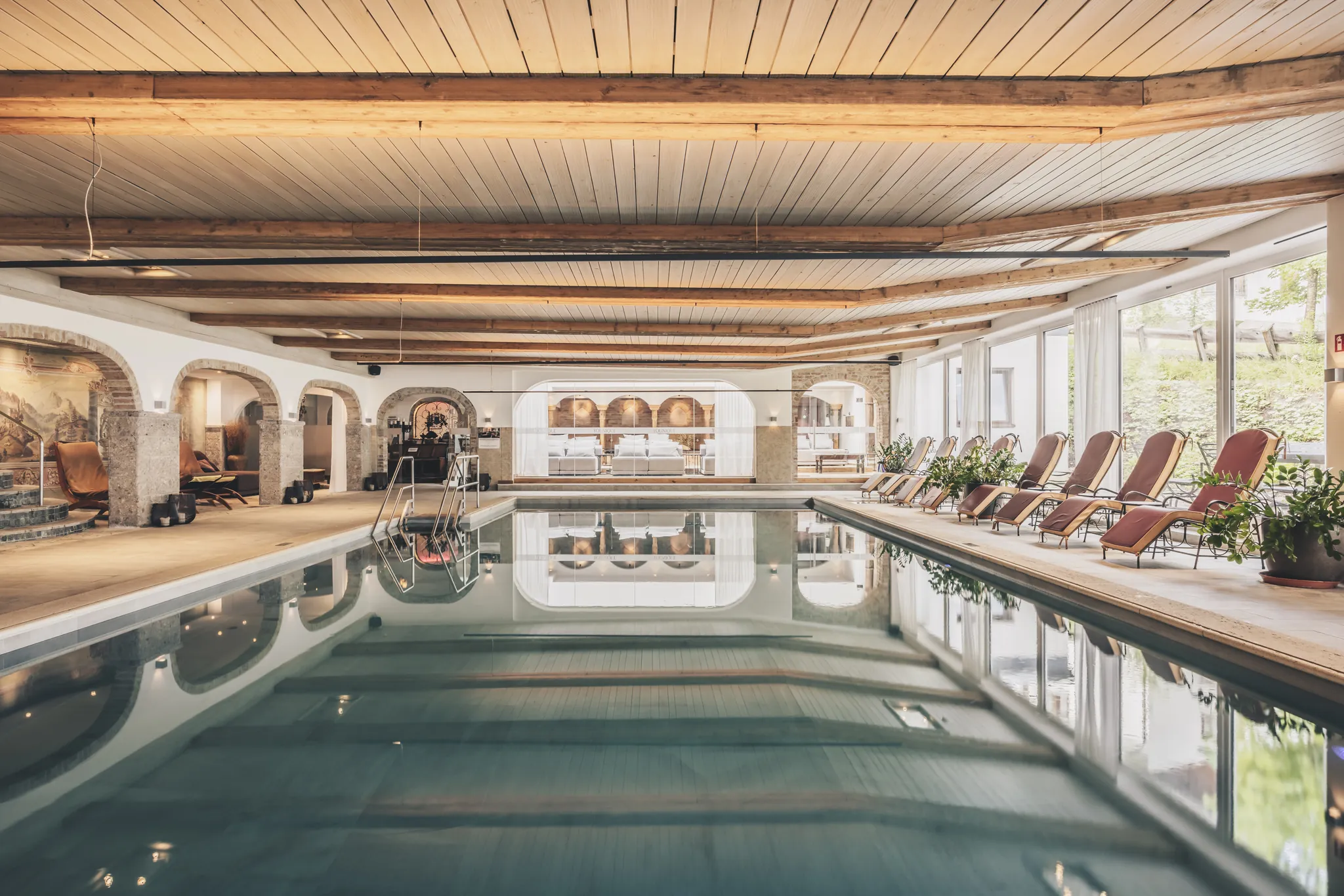 Hallenbad im Hotel Klosterbräu mit Gewölbe und Liegen