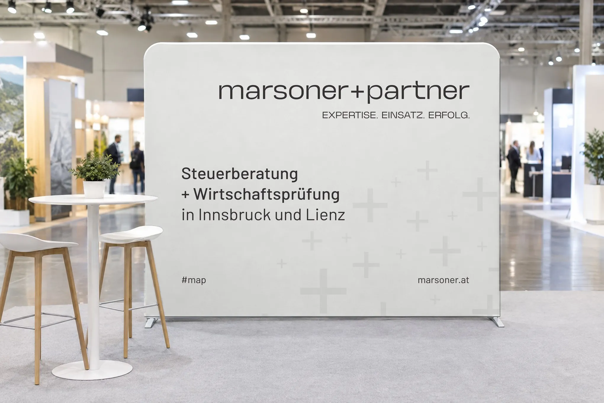 Messewand von Marsoner + Partner (Zipper Wall, 3 m) mit Wortmarke und Claim „Expertise. Einsatz. Erfolg.“ auf einem Messestand