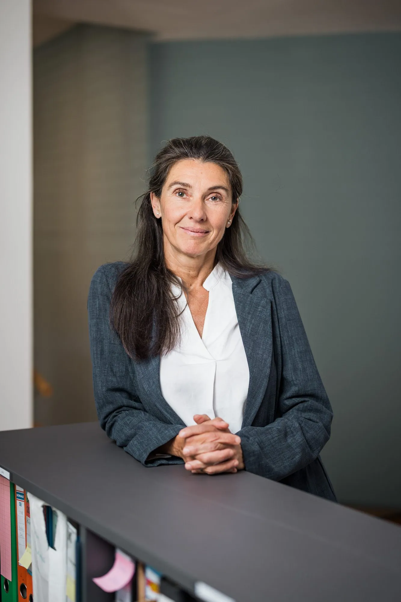 Portrait einer Mitarbeiterin am Empfang