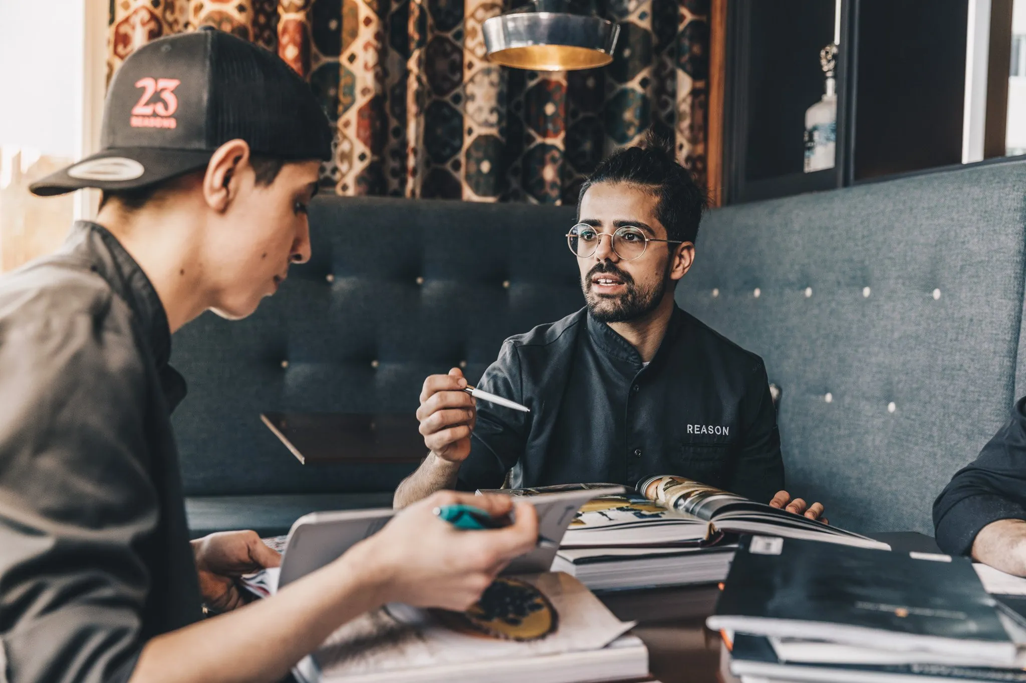Zwei Mitarbeiter bei der Besprechung am Restauranttisch, Reportage-Portrait