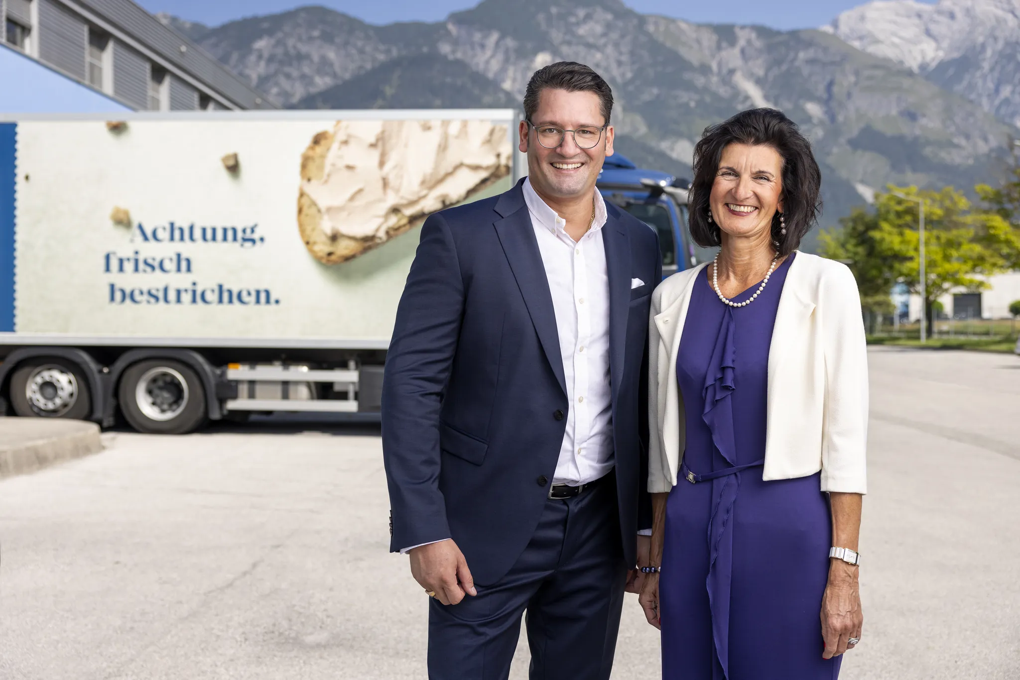 Geschäftsführung von Hörtnagl vor dem LKW mit Werbesujet und Bergpanorama, Hall in Tirol