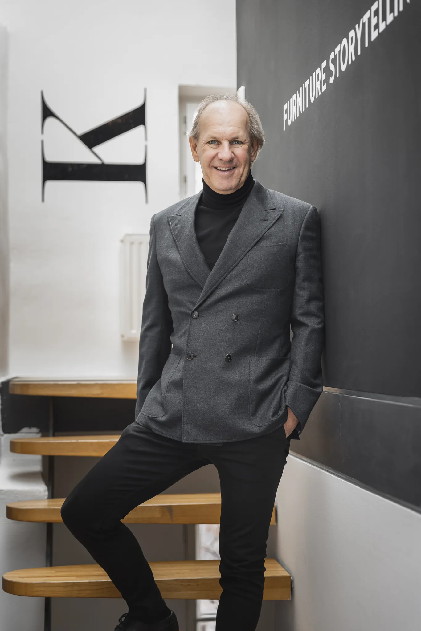 Unternehmer im grauen Sakko im Büro, Business Portrait