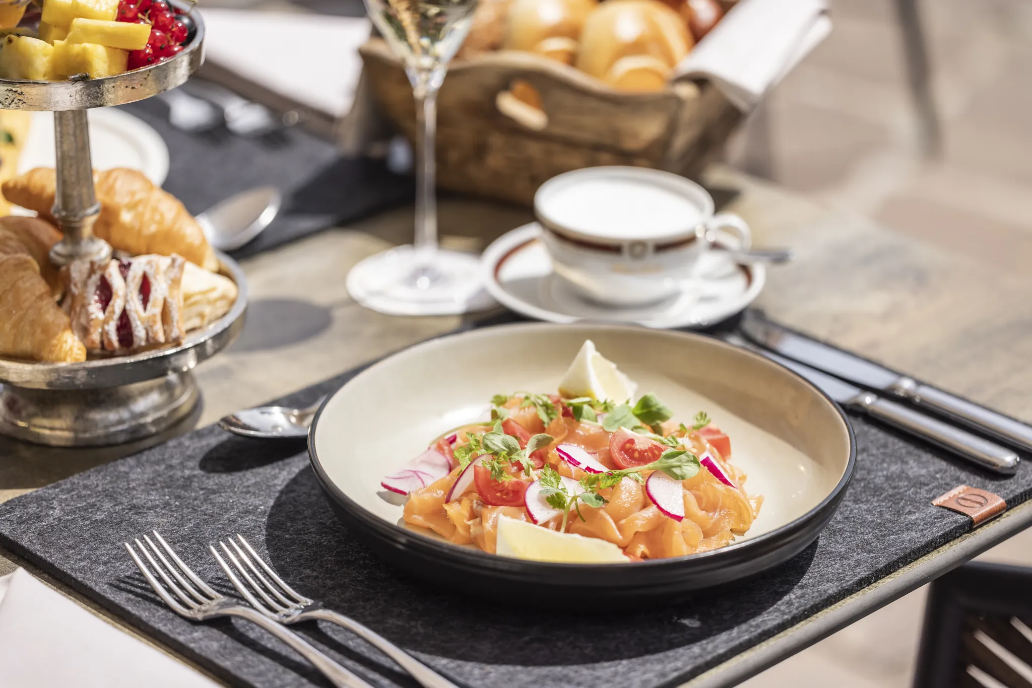 Frühstück auf der Terrasse des Alpin Resort Sacher