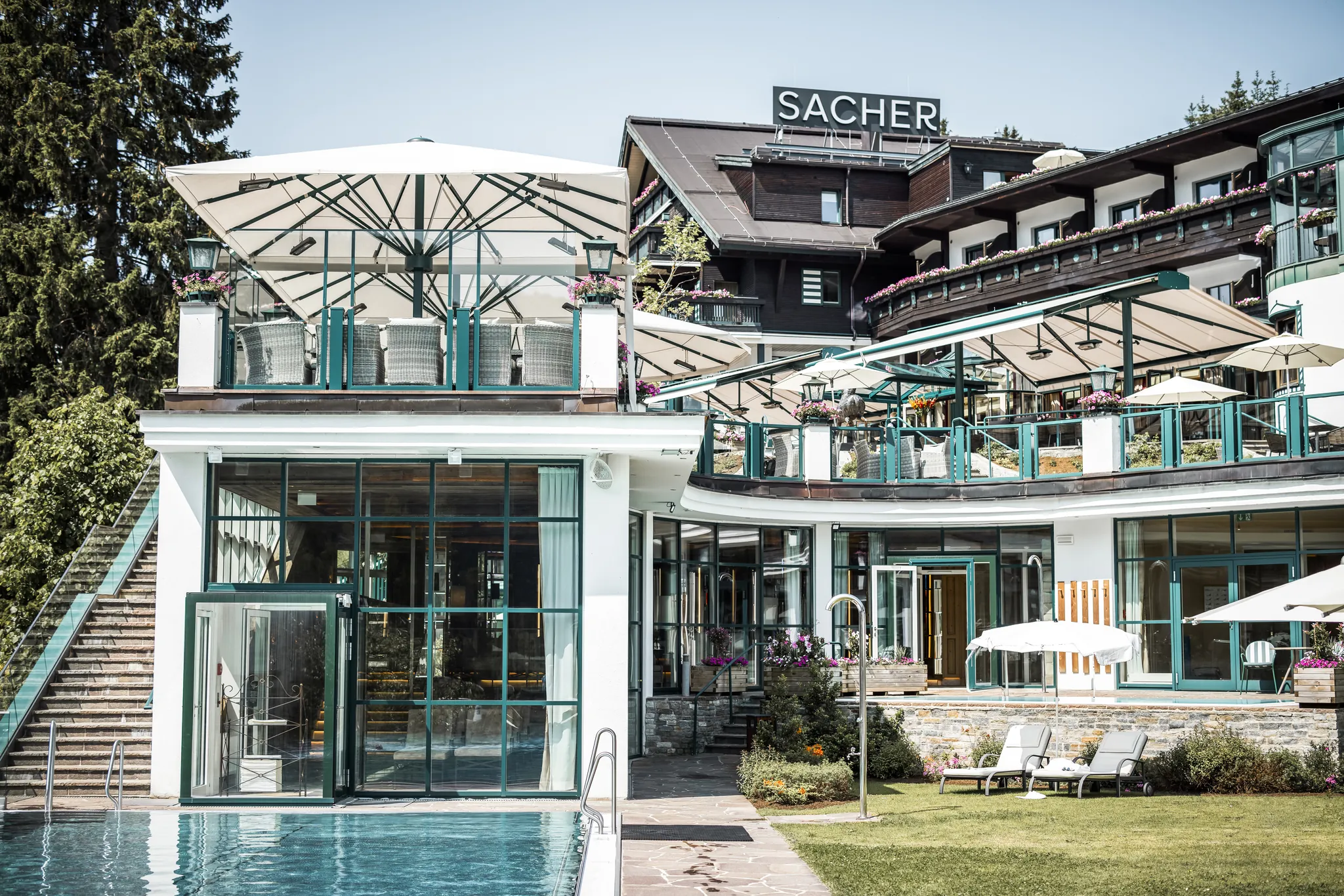 Alpin Resort Sacher mit Pool, Terrassen und Bergpanorama, Seefeld in Tirol