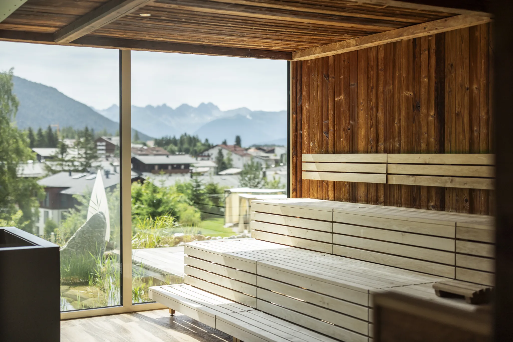 Panoramasauna mit Blick auf die Tiroler Berge, Alpin Resort Sacher in Seefeld