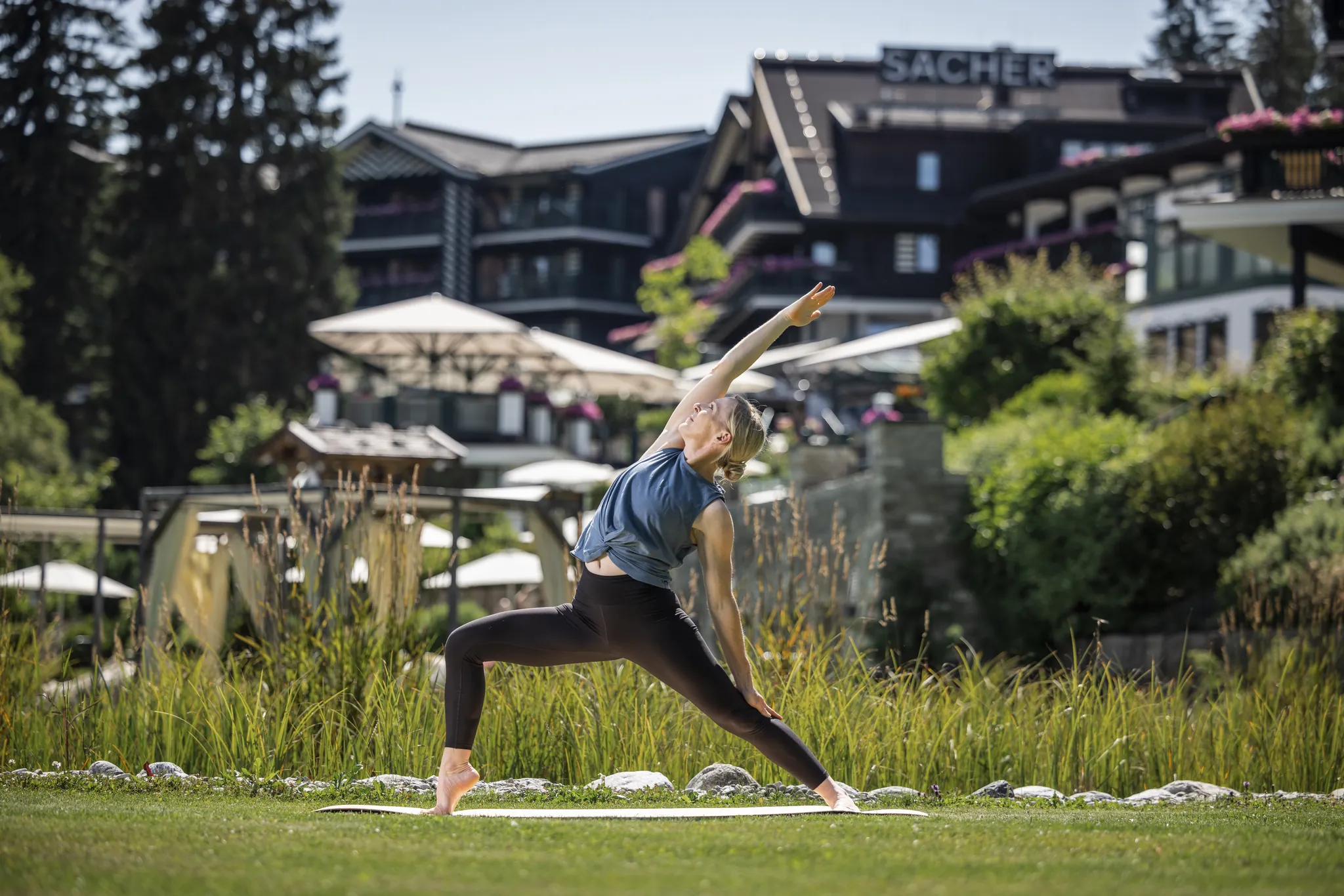 Yoga am Naturteich vor dem Alpin Resort Sacher