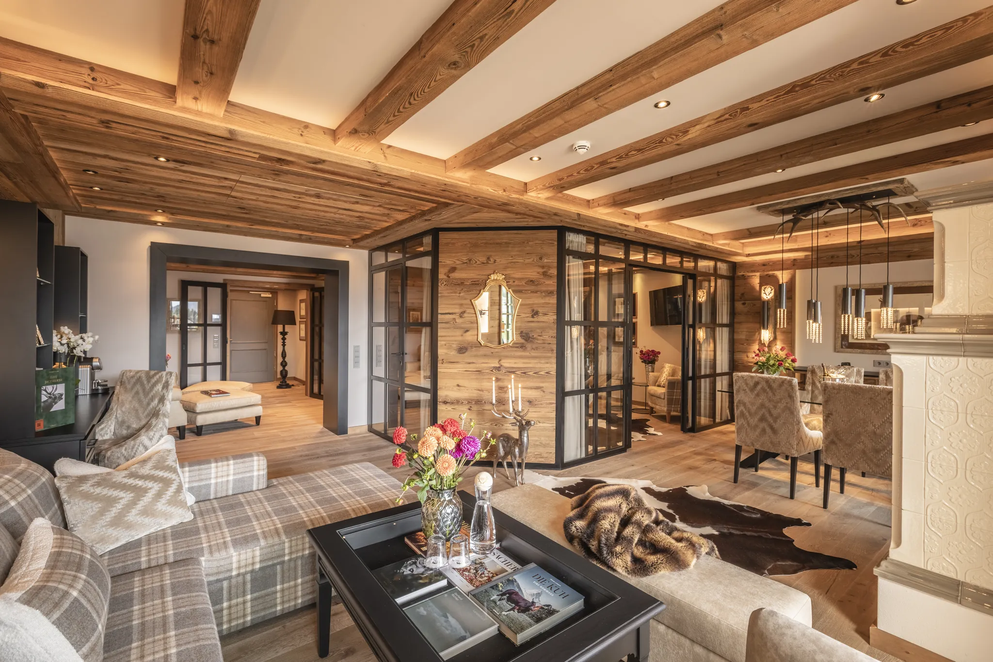 Suite im Alpin Resort Sacher mit Holzbalken und Kaminecke