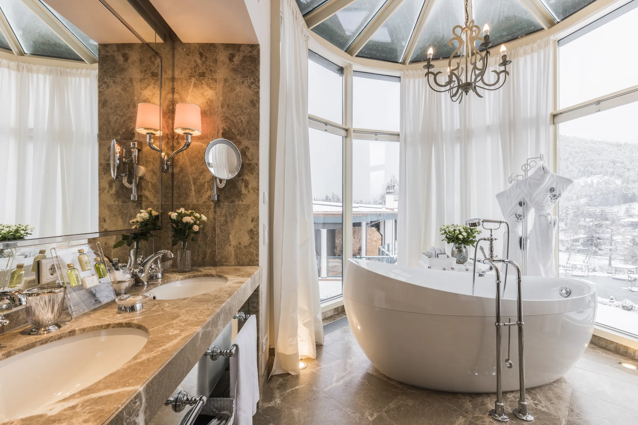 Freistehende Badewanne im Erker mit Blick nach draußen, Alpin Resort Sacher