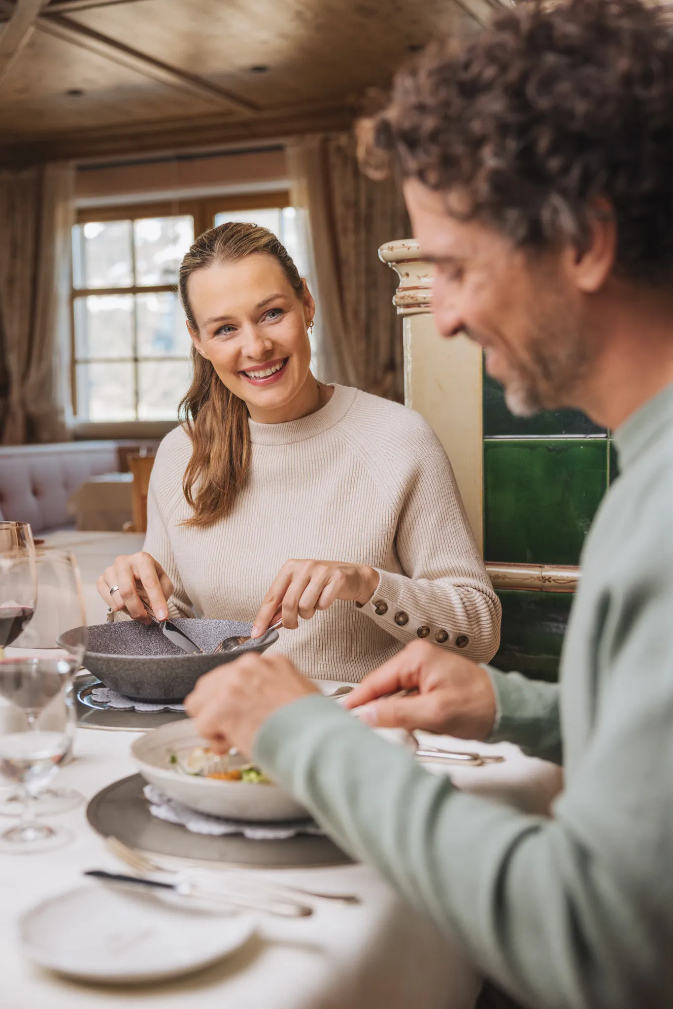 Paar beim Abendessen in der getäfelten Stube, Wellnessresidenz Schalber