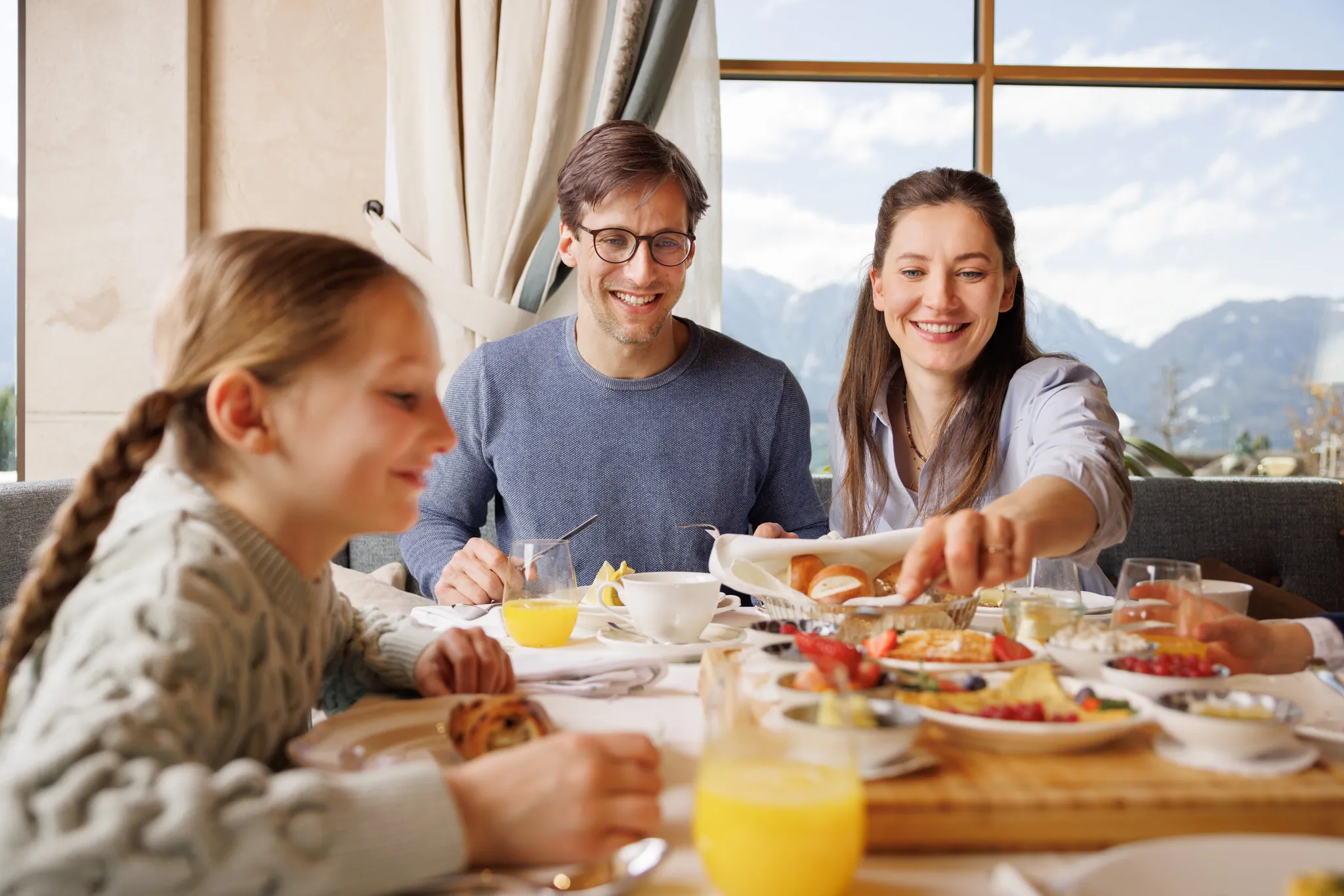 Familienfrühstück am Fenster mit Bergblick in der Wellnessresidenz Schalber