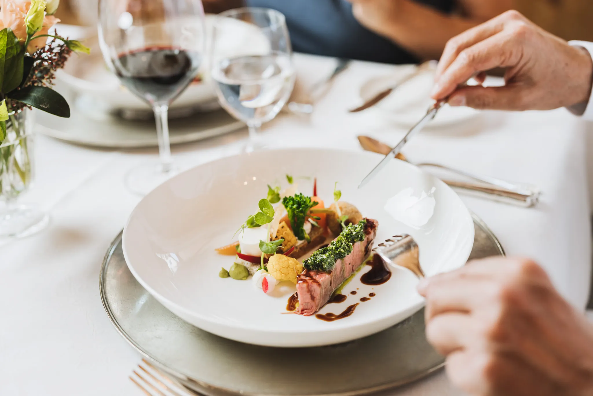 Angerichtetes Filet mit Gemüse im Restaurant der Wellnessresidenz Schalber
