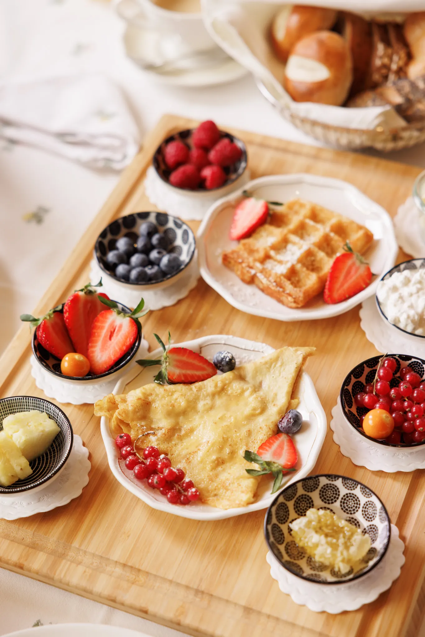 Frühstücksboard mit Crêpe, Waffel und Beeren in der Wellnessresidenz Schalber