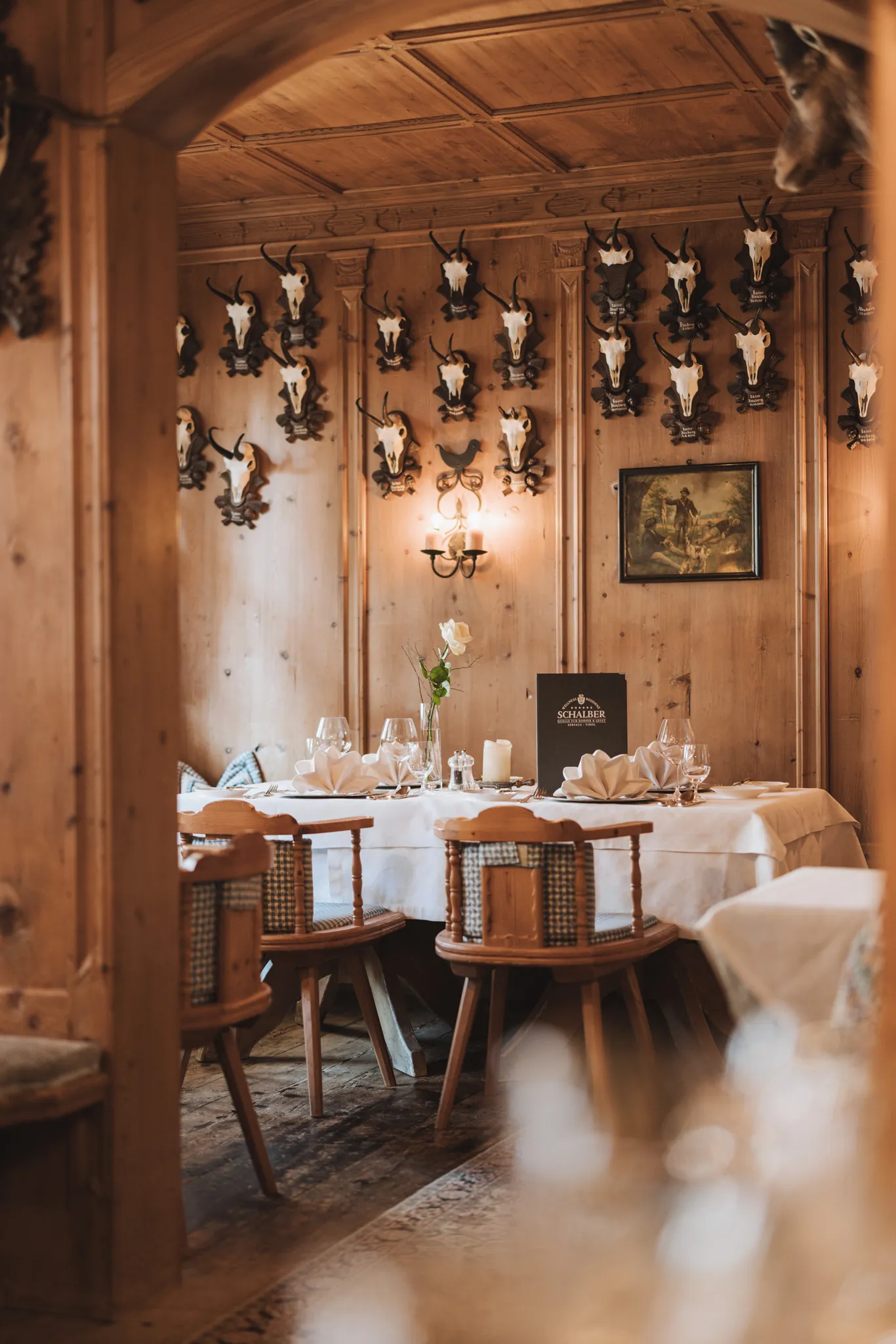 Gedeckter Tisch im Jagdstüberl der Wellnessresidenz Schalber