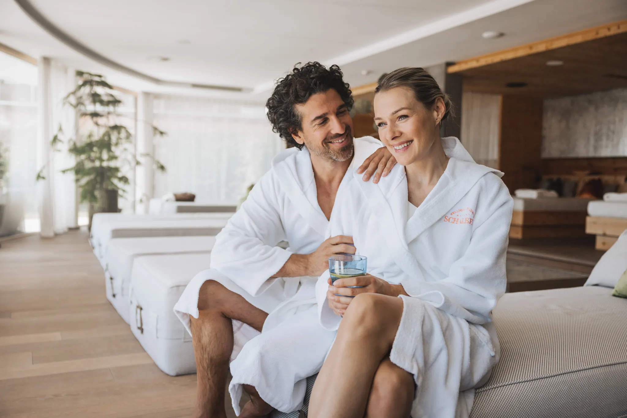 Paar im Bademantel entspannt in der Spa-Lounge der Wellnessresidenz Schalber