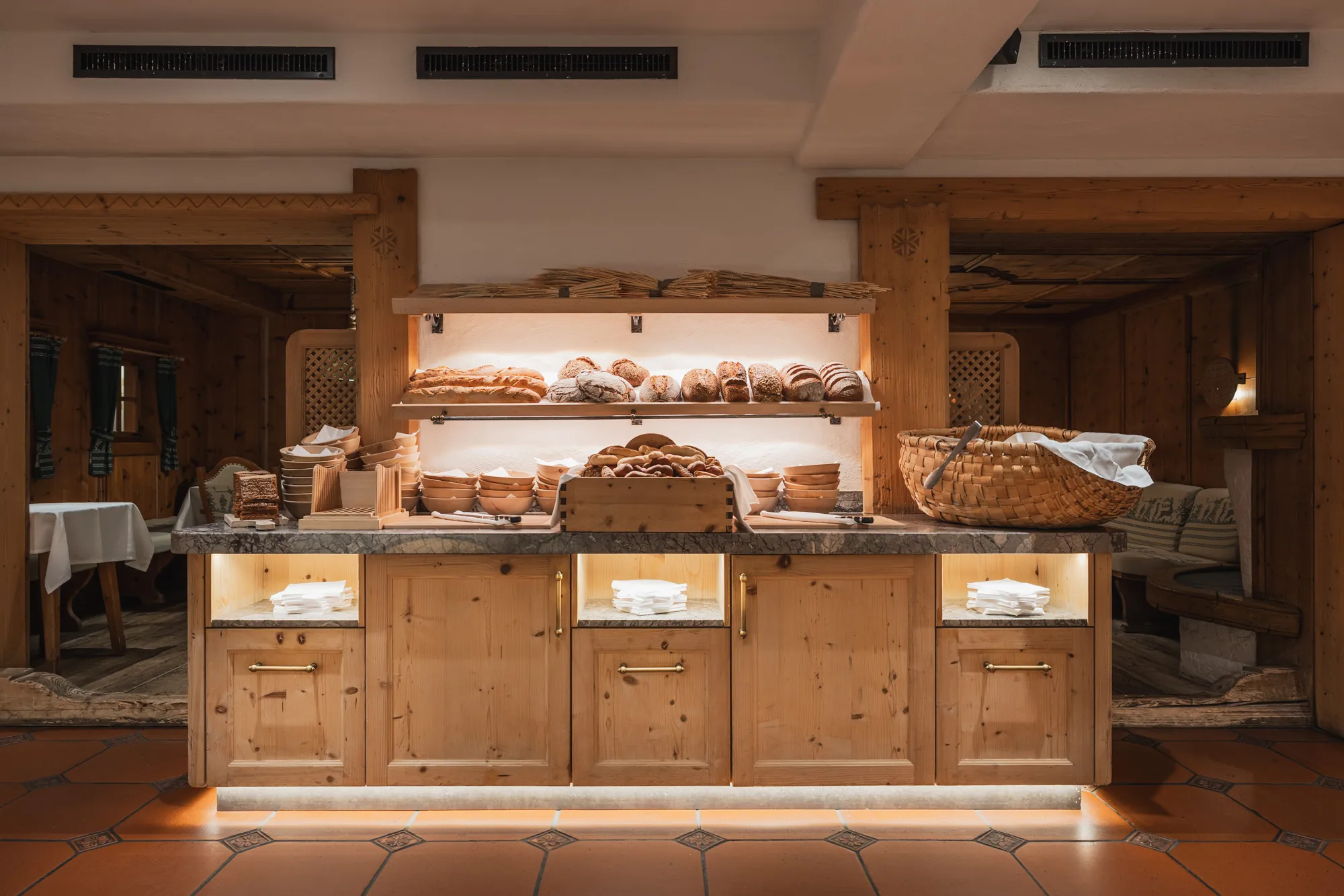 Frisches Brot und Gebäck am Frühstücksbuffet, rustikale Holzoptik