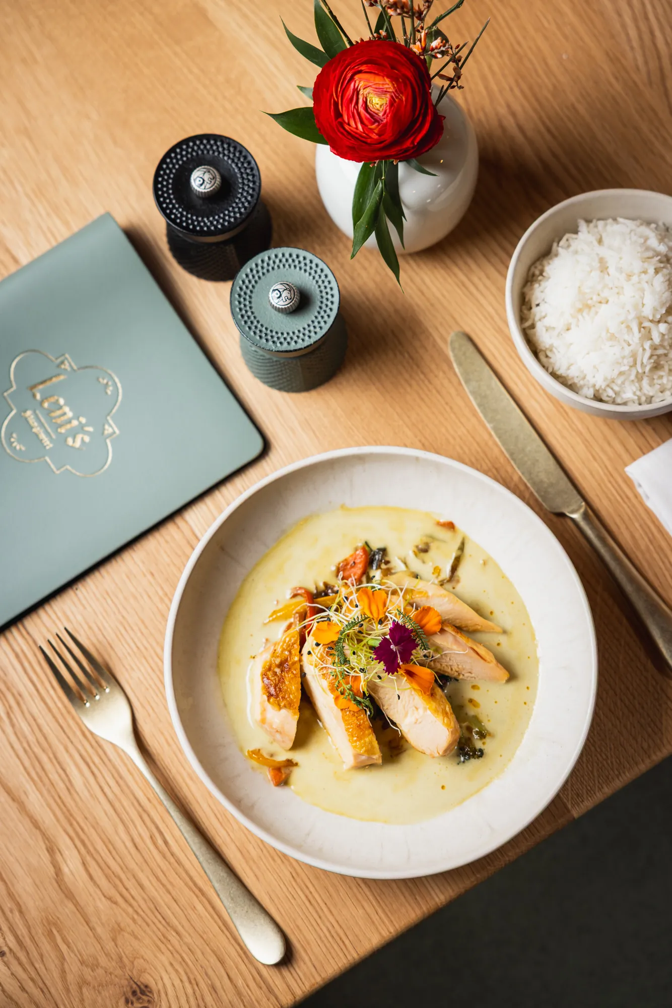 Currygericht mit Reis, gedeckter Tisch im Restaurant Leni's