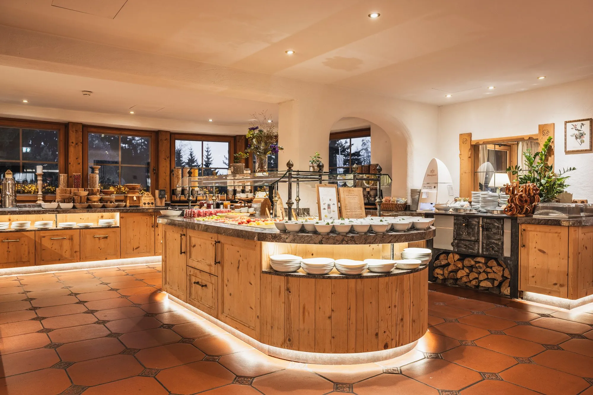 Frühstücksraum des Stanglwirt mit rundem Buffet und warmer Beleuchtung