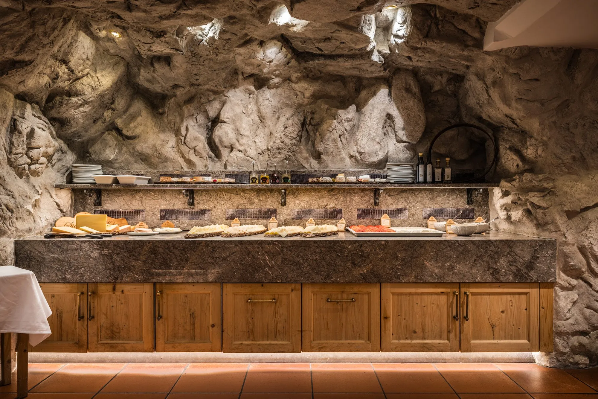 Käse- und Aufschnittbuffet in der Felsengrotte des Stanglwirt