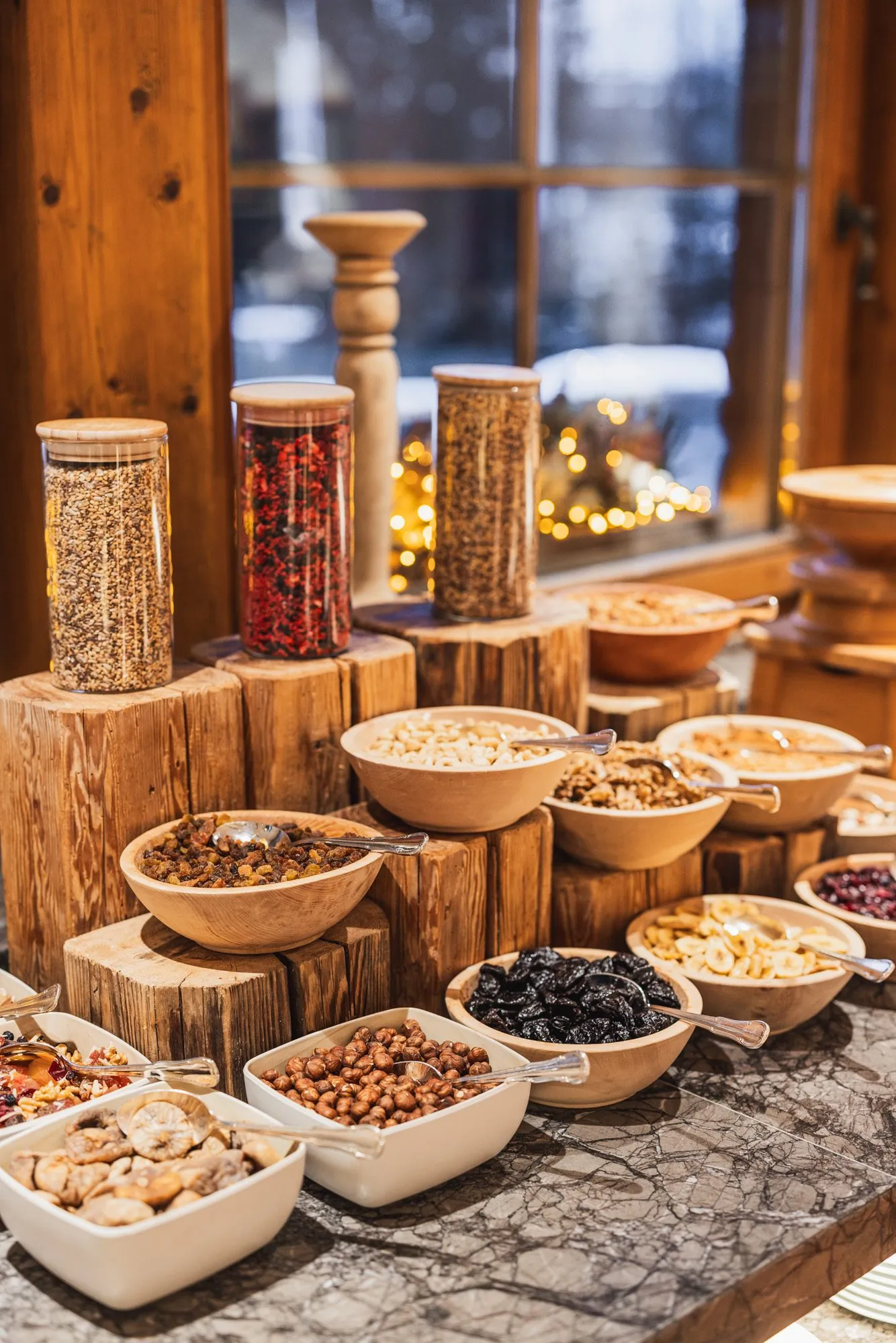 Nuss- und Trockenfruchtbuffet mit Rosinen, Haselnüssen und Feigen