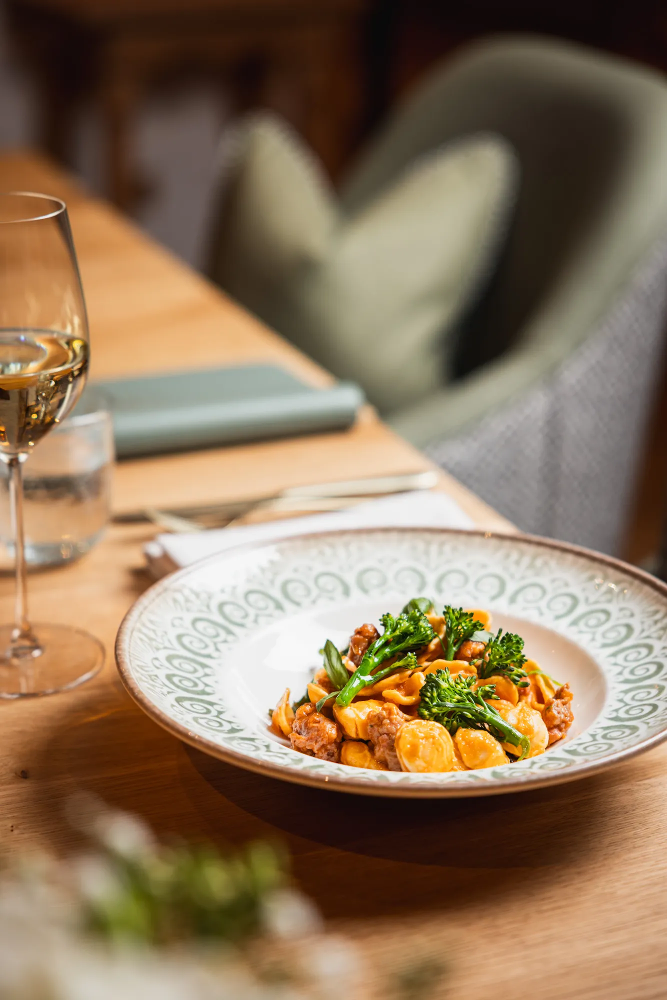 Orecchiette mit Brokkoli und Wein am gedeckten Tisch
